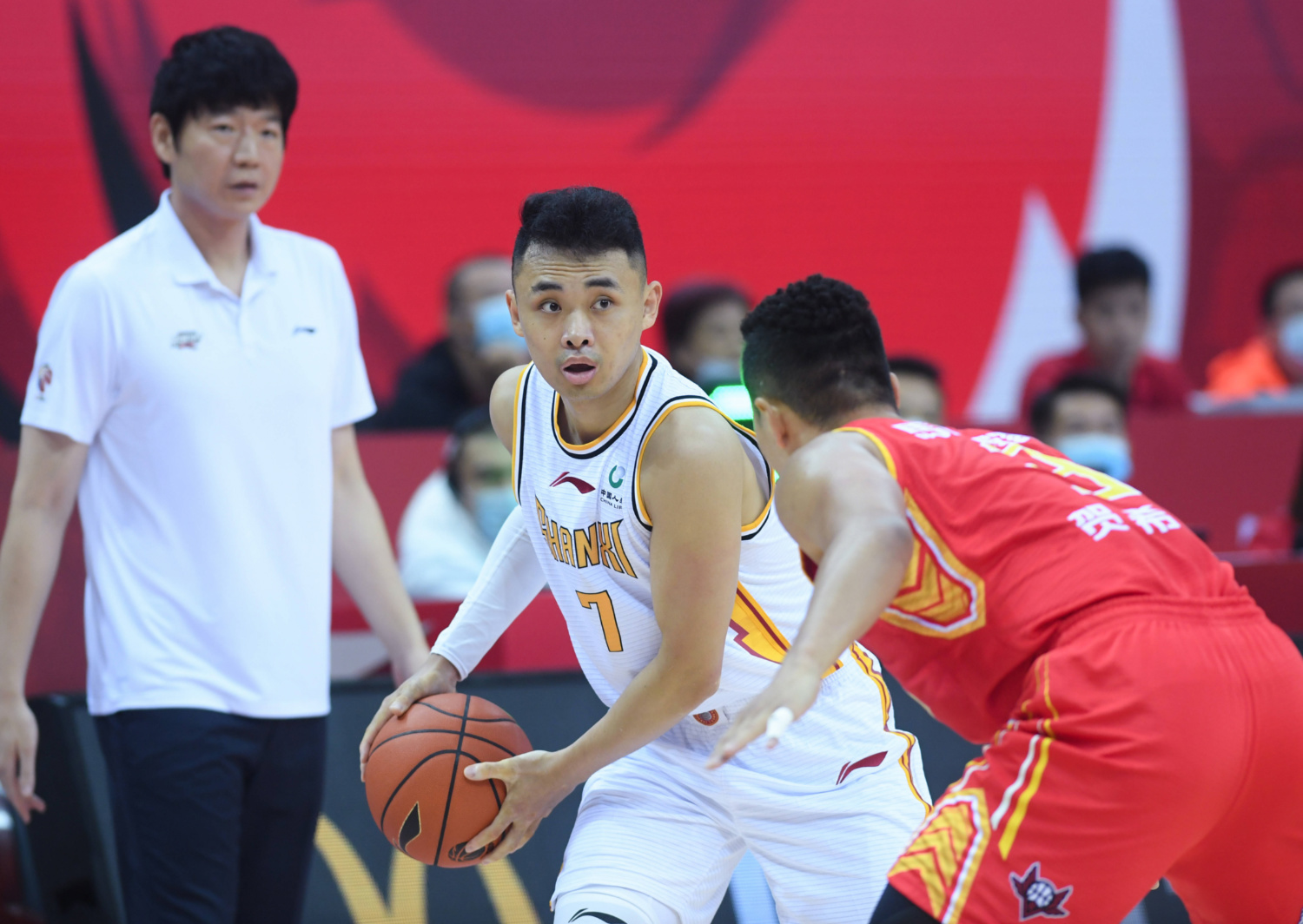 山西队险胜凯尔特人，易建联扛起全队