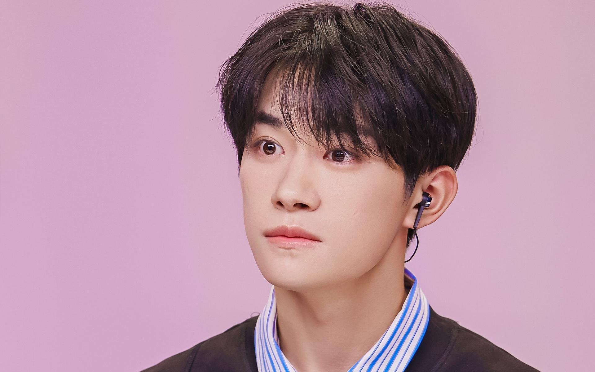 福登爆发与阿尔及利亚的逆袭，足球世界中的平行叙事